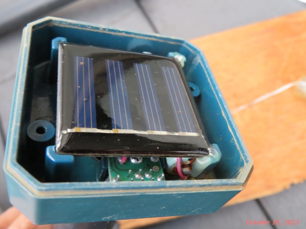 画像９（カバーを外してソーラ電池モジュール）