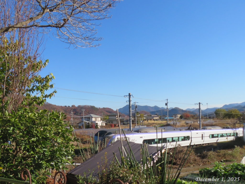画像４（今朝の空と電車）